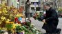 З самого ранку українці несуть квіти до посольства Франції у Києві.